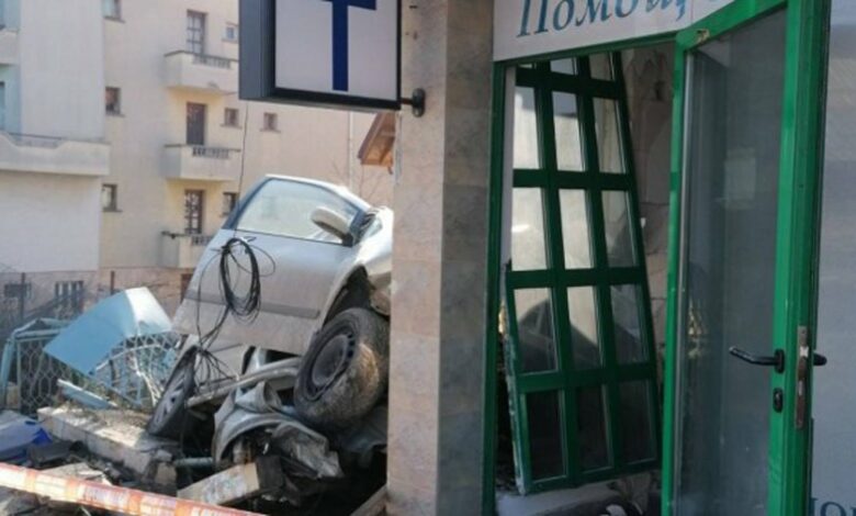 Автомобил помете автобусна спирка и се вряза в погребална агенция