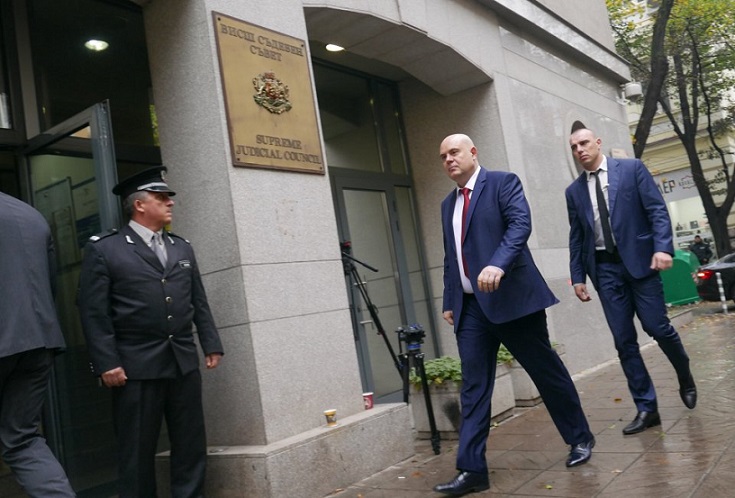 Няма мърдане! ВАС задължи ВСС да реши съдбата на Иван Гешев