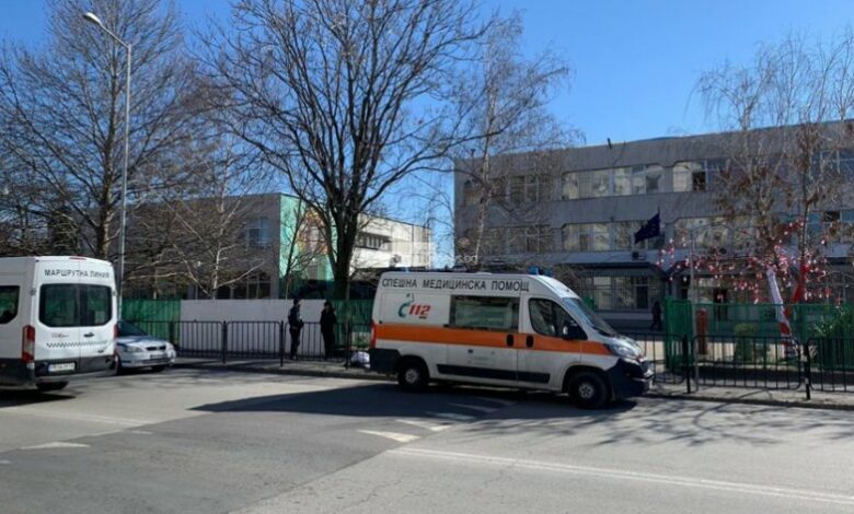Мъж почина пред входа на училище в Пловдив