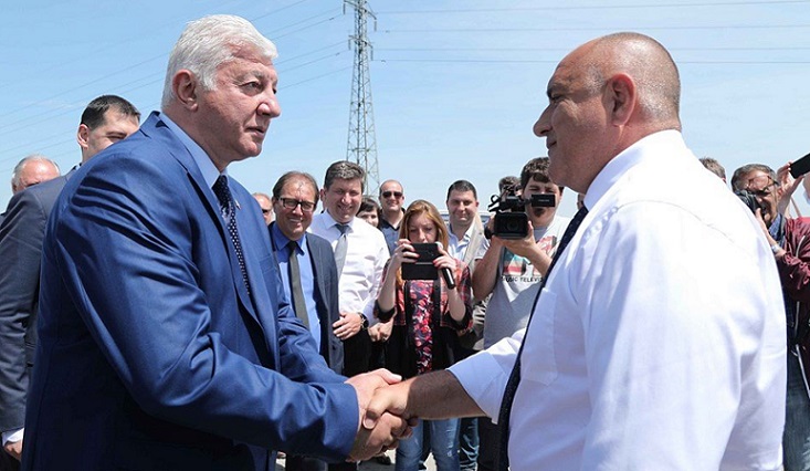 Кмет от ГЕРБ реве: Министрите не ме бръснат за слива