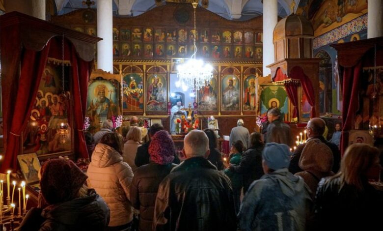 Българи, румънци и украинци празнуват Великден в Оброчище