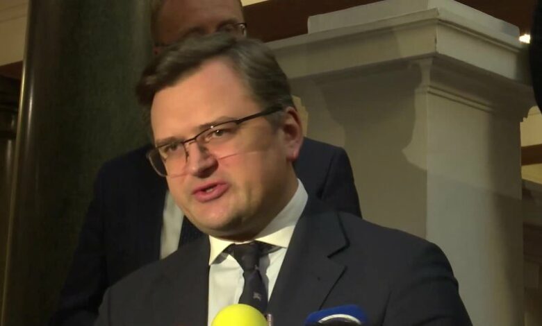 Кулеба: Политиците против военна помощ създават проблеми за страната си