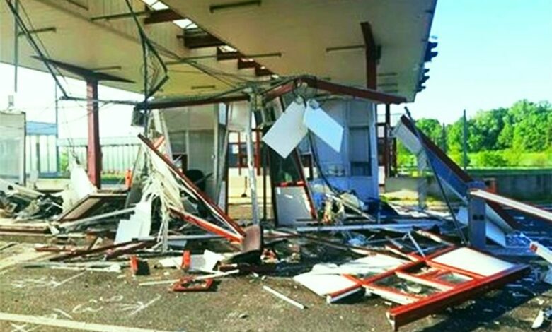 Българин се вряза с бус в унгарски ГКПП, рани шестима (СНИМКА)
