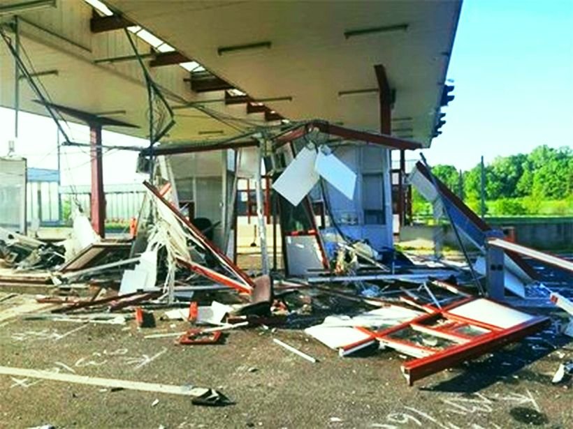 Българин се вряза с бус в унгарски ГКПП, рани шестима (СНИМКА)
