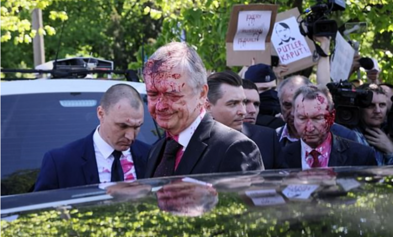 Честит Ден на Победата, товарищ Андреев! Заляха руския посланик в Полша с червена боя