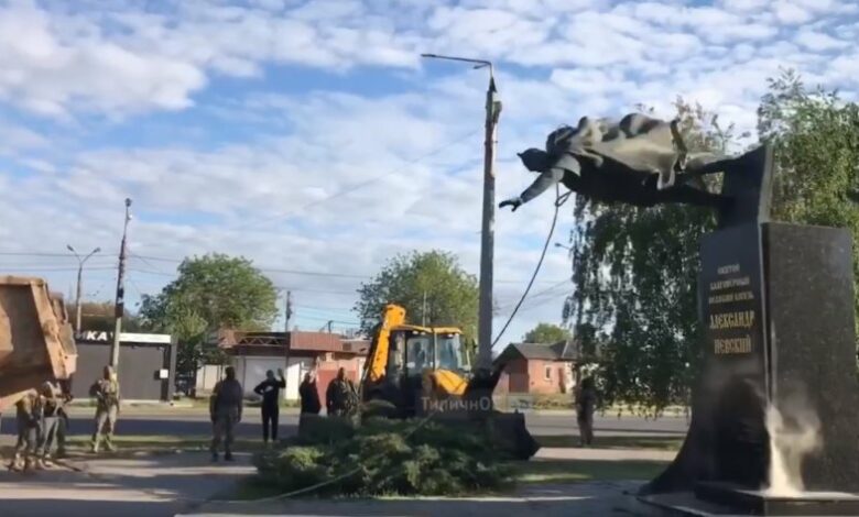 ДЕРУСИФИКАЦИЯ! Бутнаха паметника на Александър Невски в Харков (ВИДЕО)