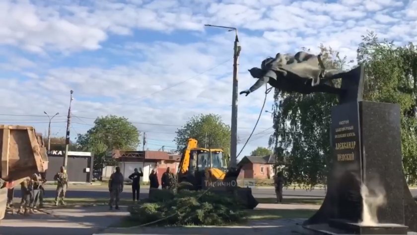ДЕРУСИФИКАЦИЯ! Бутнаха паметника на Александър Невски в Харков (ВИДЕО)