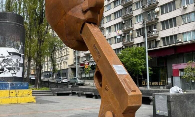 Статуя на Путин с пистолет в устата в Киев