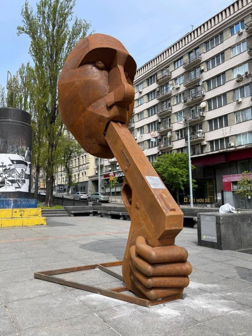 Статуя на Путин с пистолет в устата в Киев