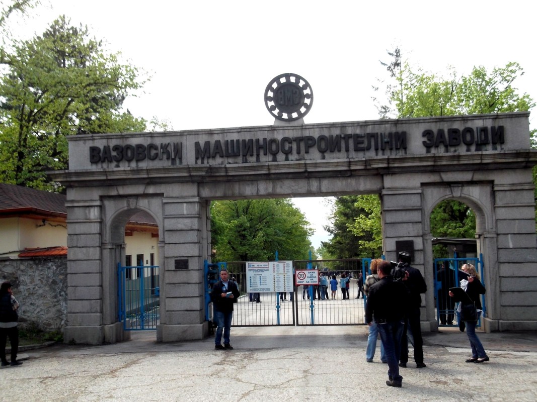 КЪРВАВО ПИСМО: Лъжите на Корнелия нажежиха до червено ВМЗ-Сопот