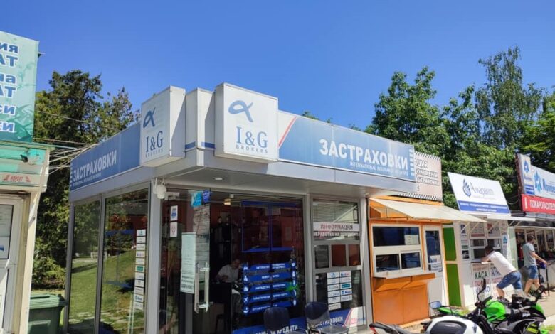 Narod.bg в десетката: Започва бутането на незаконните фургони пред КАТ-София (СНИМКИ)