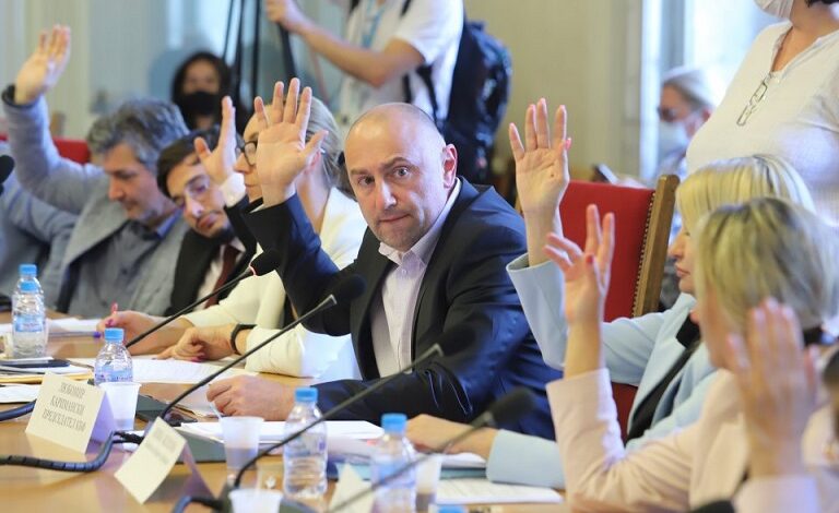 БЕДНОТИЯ: Бюджетно чудовище застрашава България