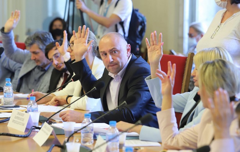 БЕДНОТИЯ: Бюджетно чудовище застрашава България