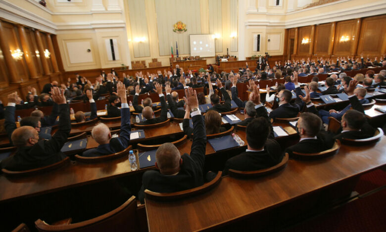 Пада ли кабинетът? ДПС и ИТН подкрепят вота на недоверие на ГЕРБ