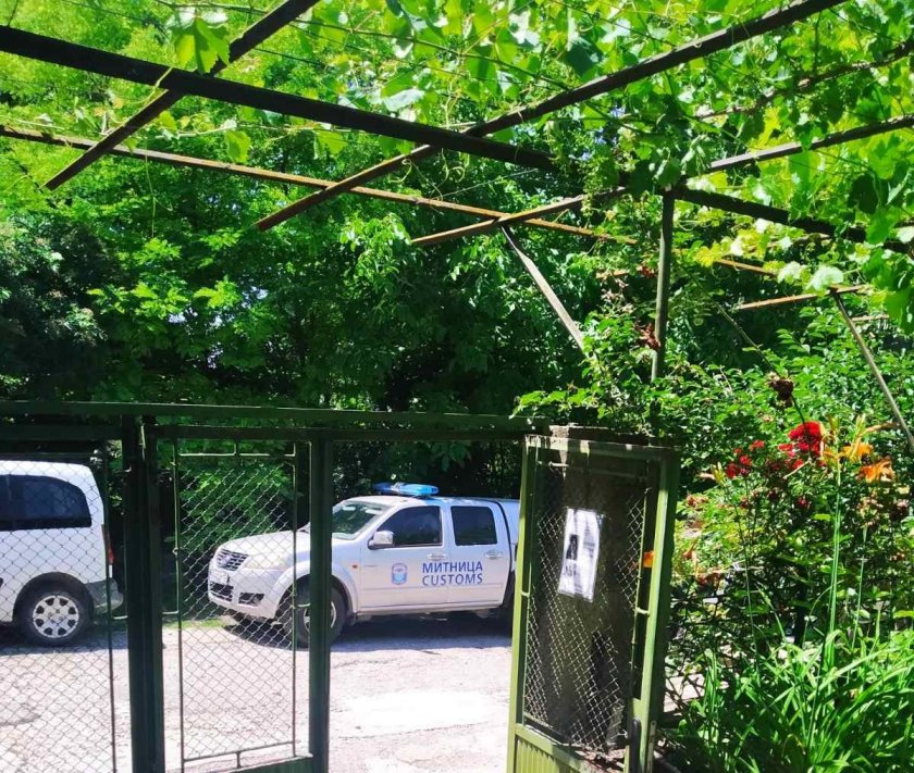 АКЦИЯ: Митничари „удариха“ селски поп, варил домашна бира