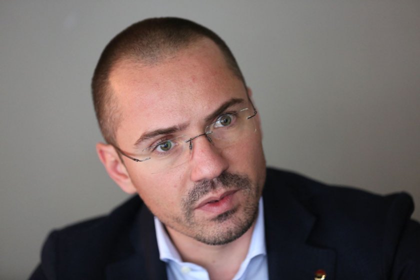 Джамбазки подава сигнал до ЕК за подпаления български културен институт