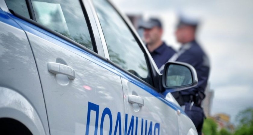 Камион "скочи" в канавка на пътя Враца -Мездра