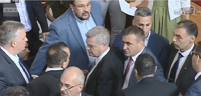Бой в парламента! Депутати се хванаха за шиите