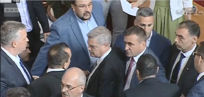 Бой в парламента! Депутати се хванаха за шиите