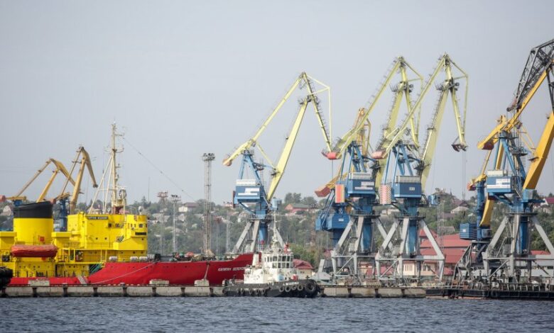 Първи товарен кораб отплава от Мариупол