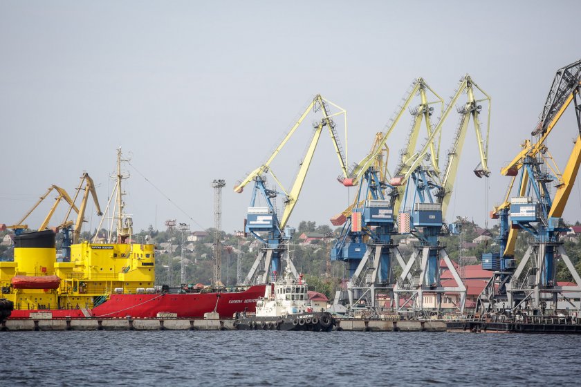 Първи товарен кораб отплава от Мариупол