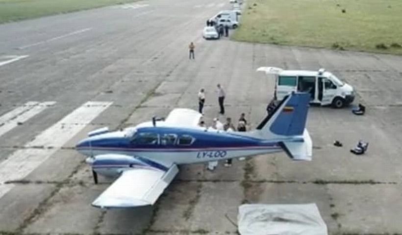 Службите още търсят кой е пилотът на самолета беглец