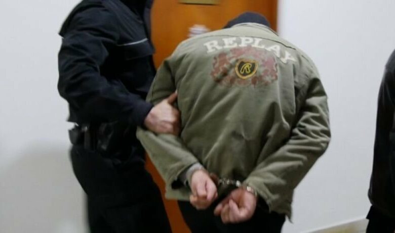 Задържаха варненец с психични отклонения, барикадирал се в дома си