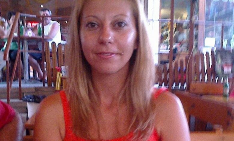 Бургас изпрати любима учителка, самоубила се със скок от 4 етаж