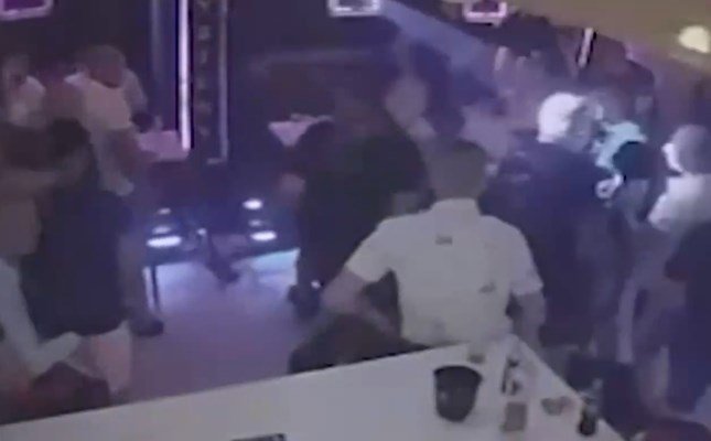 Меле с футболни фенове и полицаи в бар в Созопол