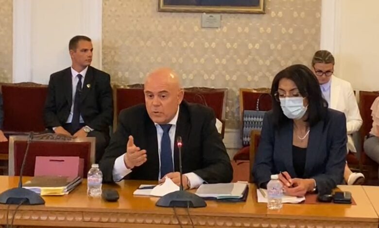 Гешев сърдит, че го разпитват за пачките на голия Бойко, избяга от НС