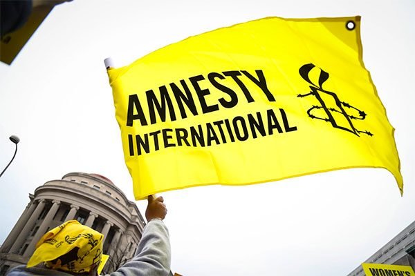 Amnesty: Украйна застрашава цивилни с оръжия в болници и училища