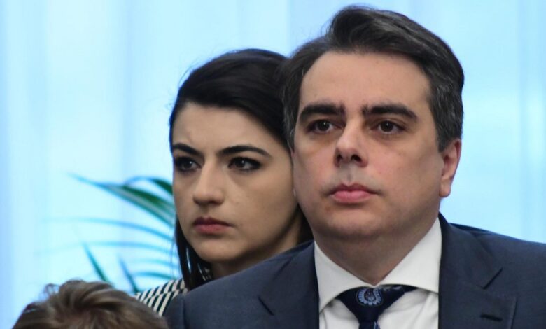НАПРЕЖЕНИЕ: Асен Василев изхвърлил Лена от листите, връзката с Киро носела щети на ПП
