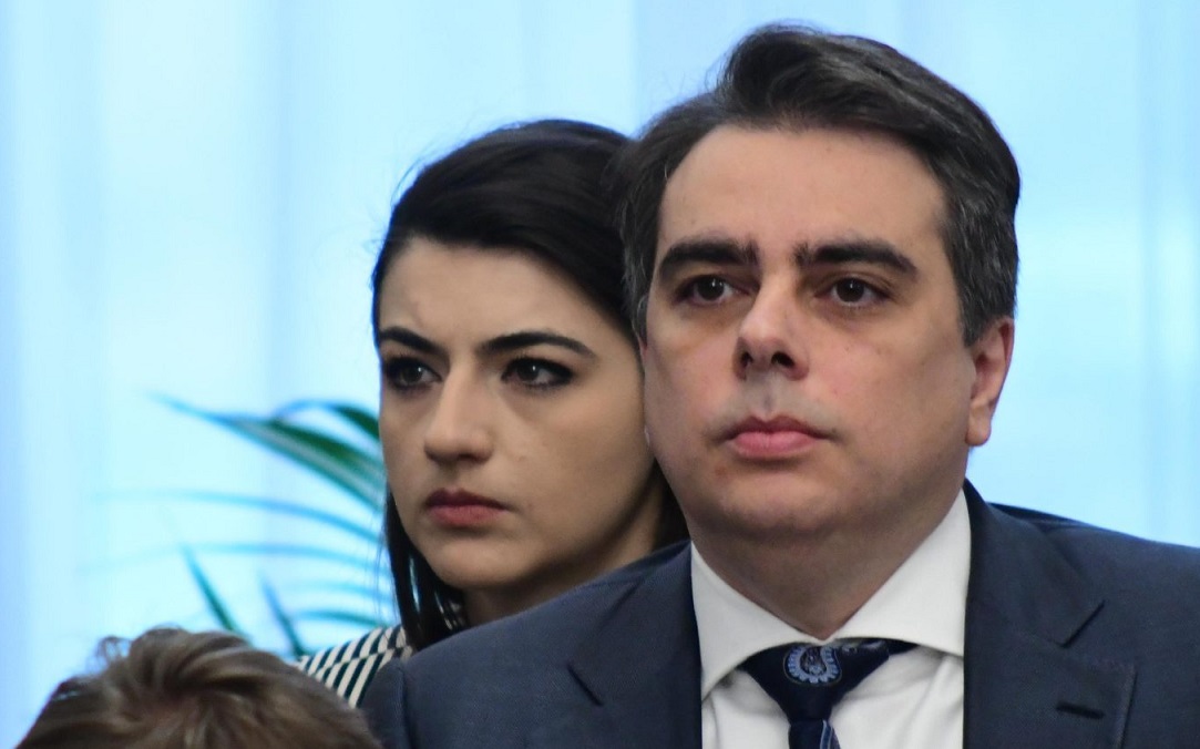 НАПРЕЖЕНИЕ: Асен Василев изхвърлил Лена от листите, връзката с Киро носела щети на ПП