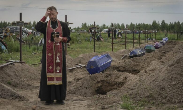Погребаха още жертви от клането в Буча в безименни гробове