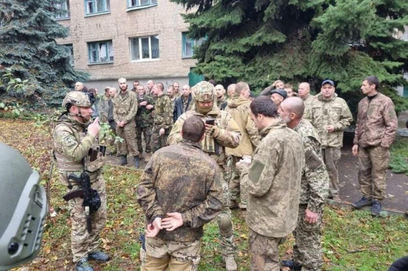 Русия освободи над 50 украински военнопленници