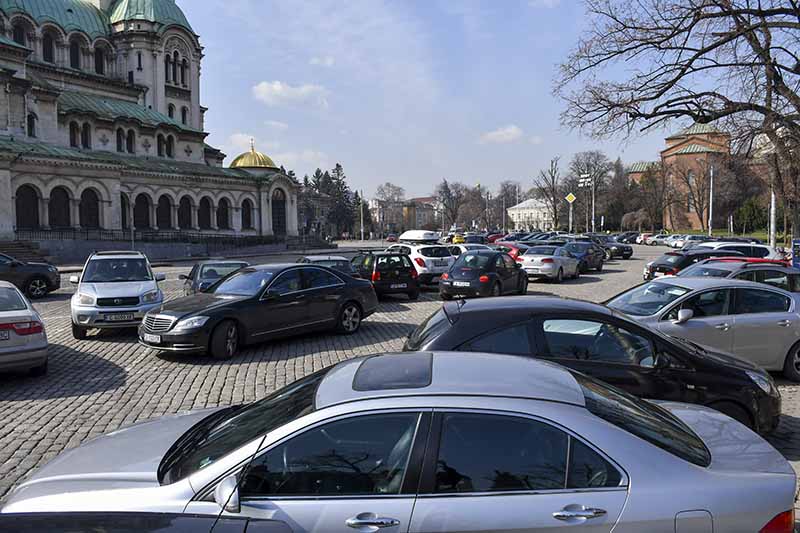 Народни избраници? БМВ-та и мерцедеси за милиони паркирани пред парламента
