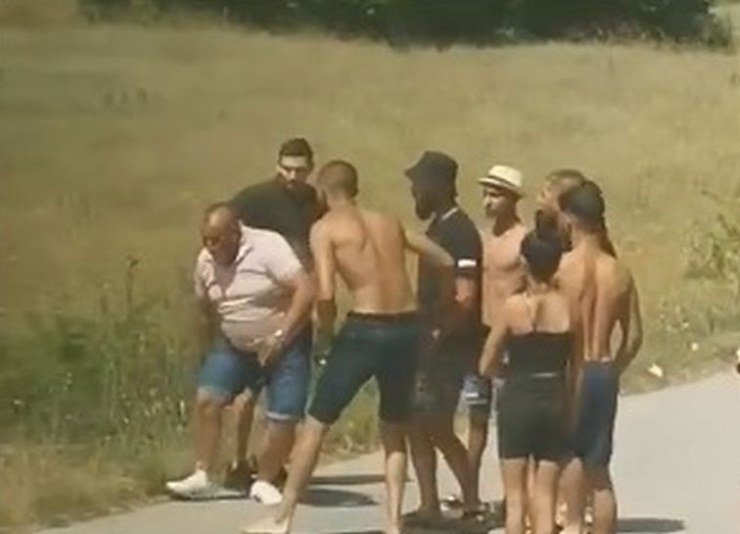 Арестуваха баща и син за побоя над шофьор на автобус край Луковит