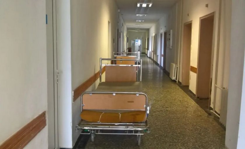 Работник е с изгаряния след опит да изгаси горящ трактор