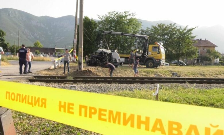 Влак блъсна кола на жп прелез във Враца (СНИМКИ)