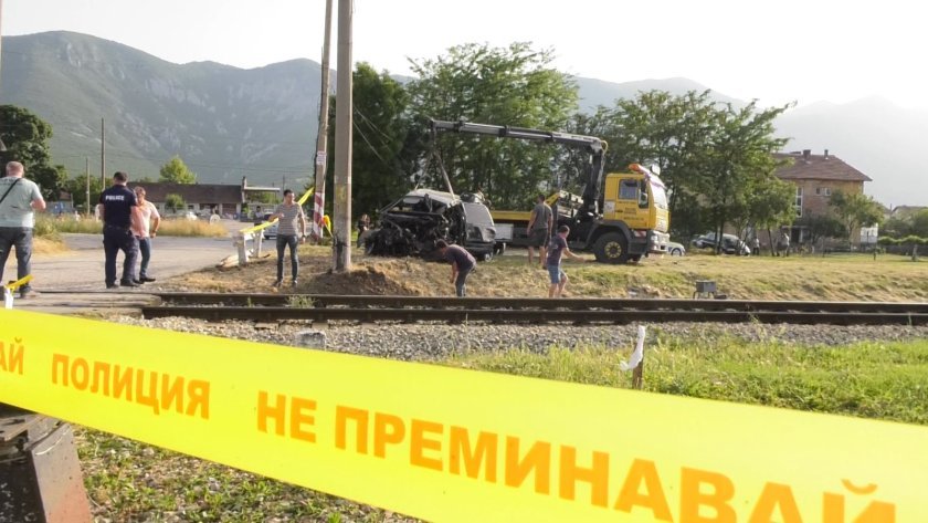 Влак блъсна кола на жп прелез във Враца (СНИМКИ)