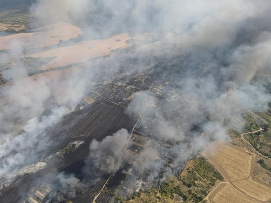 200 овце изгоряха живи, двама огнеборци пострадаха