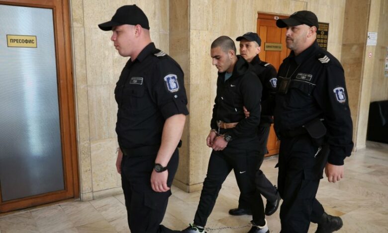 Издирват мигрантите от автобуса, убил двама полицаи в Бургас