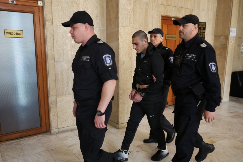 Издирват мигрантите от автобуса, убил двама полицаи в Бургас