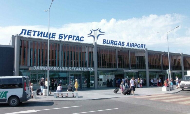 Мъж лежи безпомощен на спирката пред Летище-Бургас