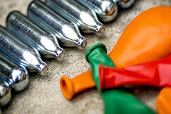 При спецакция: Иззеха 18 000 флакона с райски газ на морето