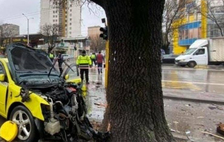 Таксиджия бере душа след удар в дърво на пътя Ясеновец-Разград