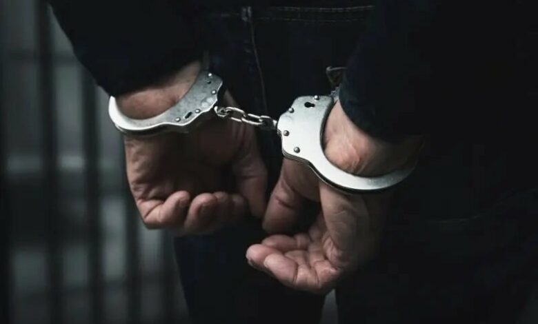 Задържаха мъж за кражба от магазин в София, други двама се издирват