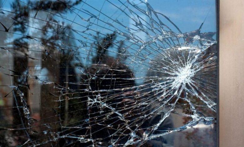 Агресия на пътя: Потрошиха с дървени пръти стъкла на автобус