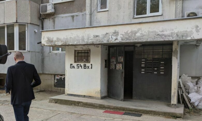 Безумие: Майка провеси бебето си от 8-ия етаж и се закани да го хвърли