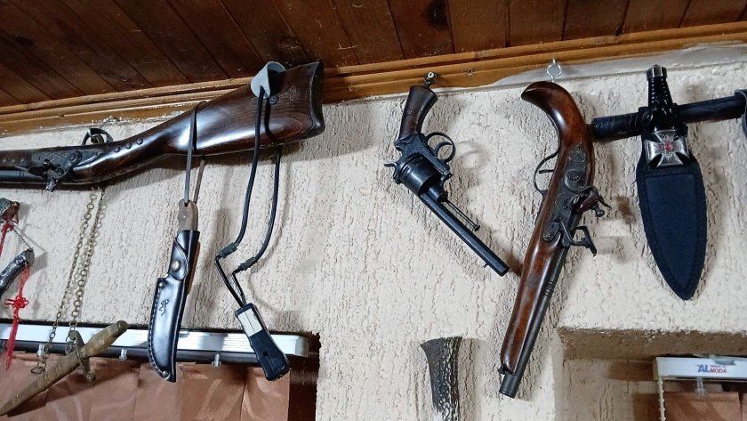 ГДБОП разби група, търгувала нелегално с оръжия, боеприпаси и взривове (СНИМКИ)
